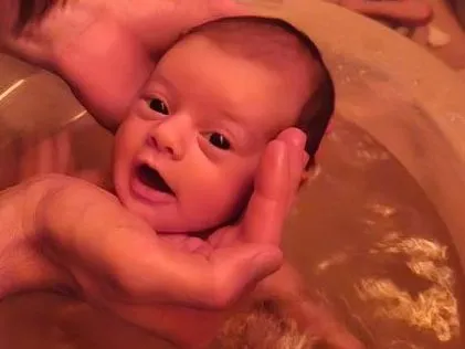 Baby wird gebadet