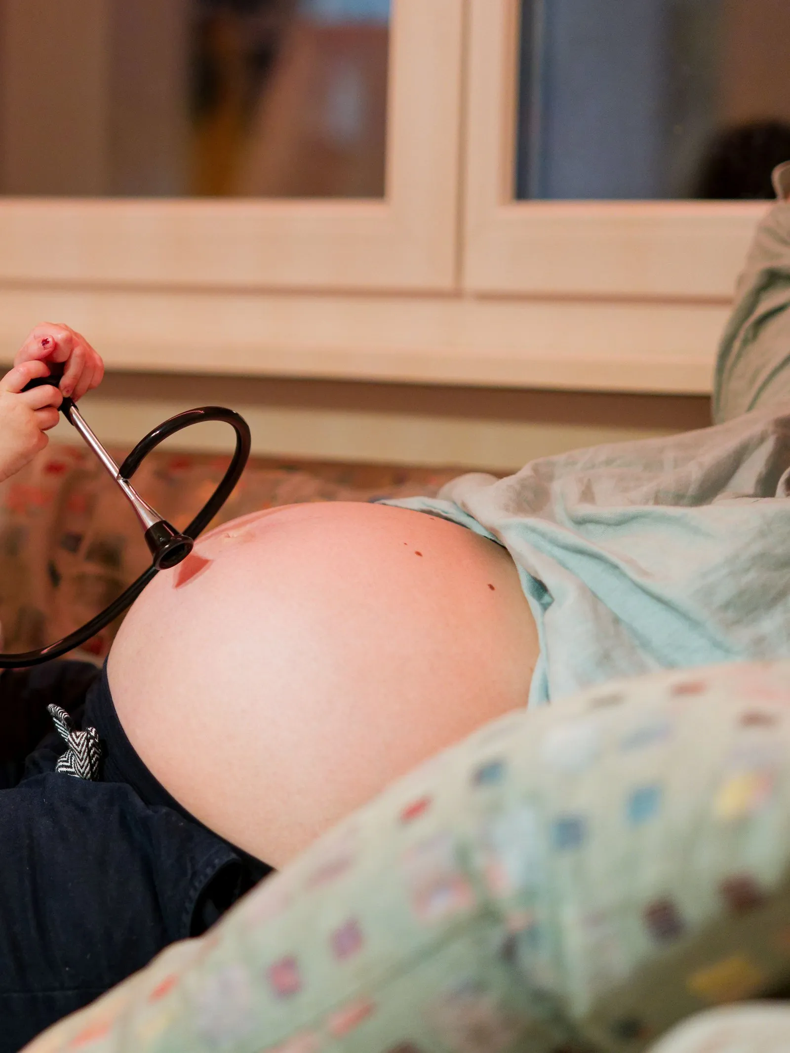 Hörrohr auf dem Babybauch bei der Schwangerschaftskontrolle